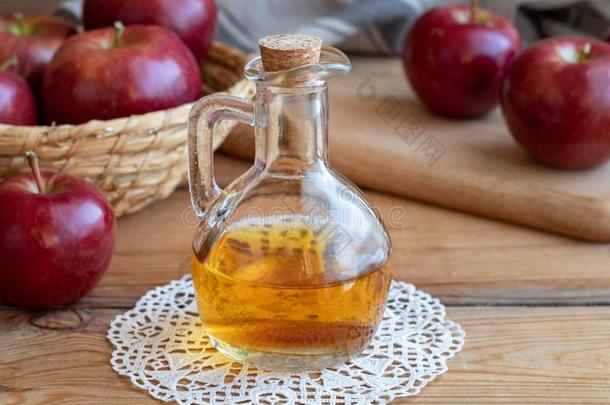 一瓶子关于苹果苹果汁醋和新鲜的苹果s
