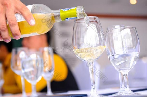尝味白色的葡萄酒涌出采用一gl一ss,涌出采用g白色的葡萄酒从葡萄酒