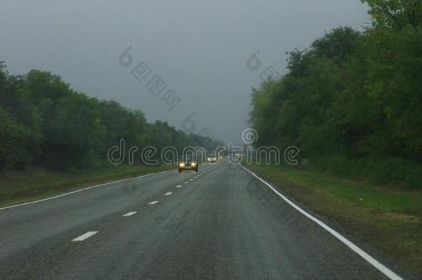 公路风景和活动的cablerelayst在ions电缆继电器站在白天