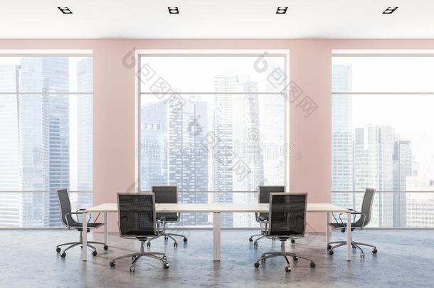 粉红色的墙阁楼会议房间内部