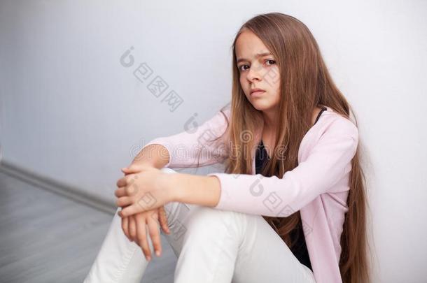 年幼的十几岁的青少年女孩有样子的和不相信和反感