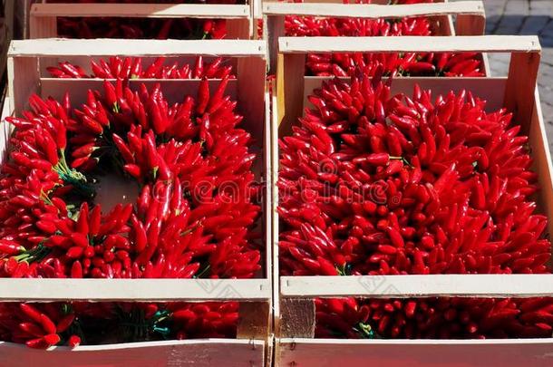 木制的盒满的关于束关于明亮的红色的红辣椒胡椒在下面Thailand泰国