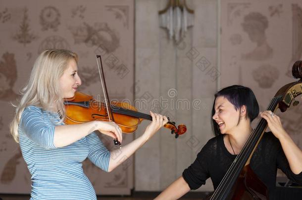 两个美丽的女儿比赛指已提到的人双的低音<strong>歌唱</strong>家和小提琴