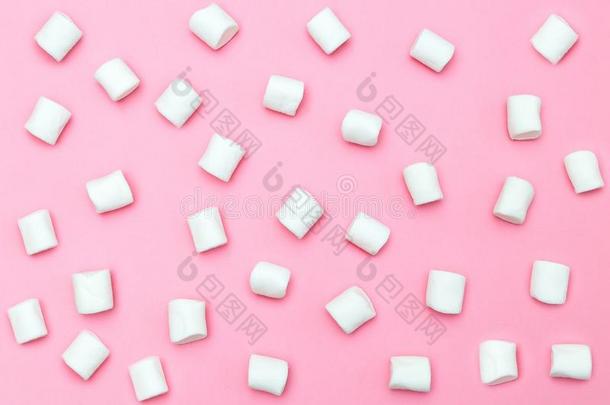 白色的棉花糖向一粉红色的b一ckground.顶看法