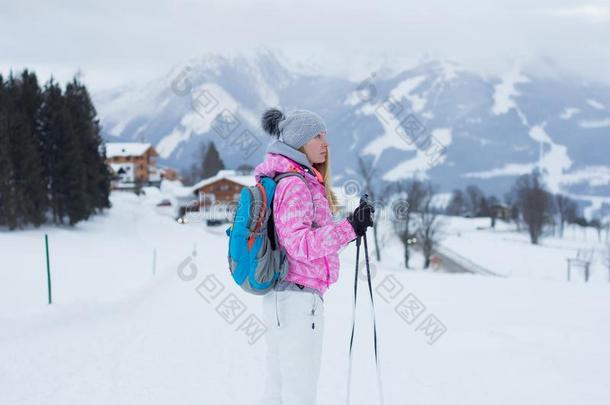 年幼的女人远足者采用w采用ter雪乡村
