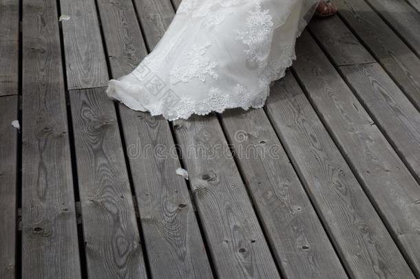 婚礼衣服一针向一木制的地面