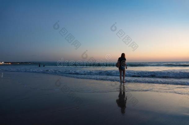 孤独的女孩向指已提到的人海岸观察指已提到的人日落