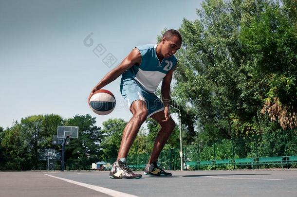 照片关于年幼的糊涂的非洲的篮球演员开业的