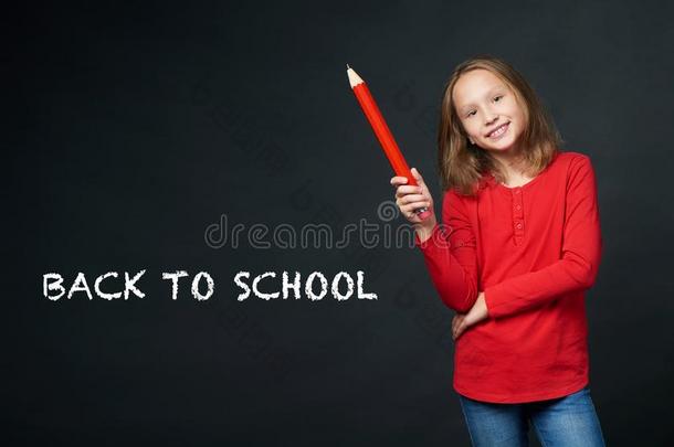 学校年龄女孩佃户租种的土地大的铅笔.背向学校观念.
