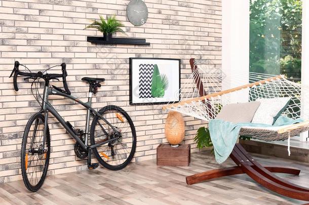 现代的自行车和吊床