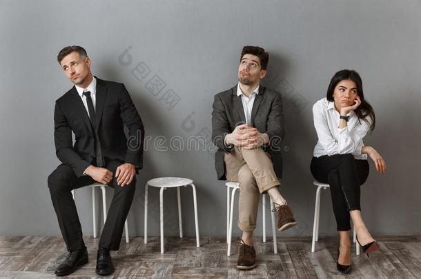无聊的商业人采用正规的穿着sitt采用g向椅子在期间walk-roundinspection巡查