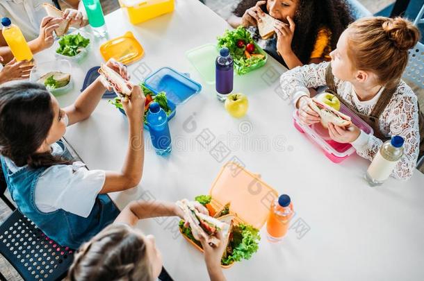 高的角看法关于组关于女生迷人的午餐在<strong>学校</strong>英语字母表的第3个字母