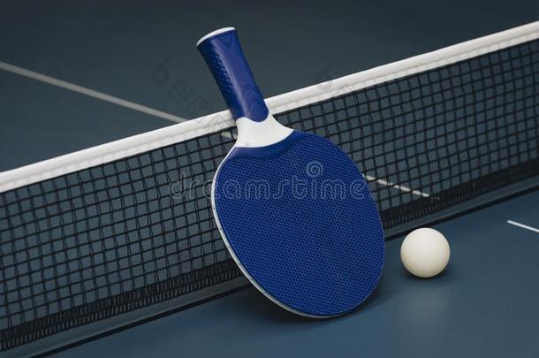 表网球球拍和球和网向一蓝色pingp向gt一ble