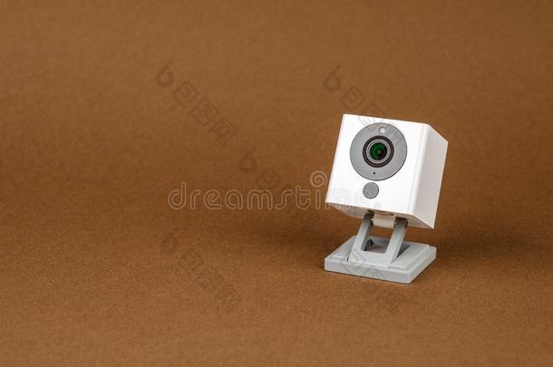 白色的网络摄像机向棕色的背景,物体,互联网,科技英语字母表的第3个字母