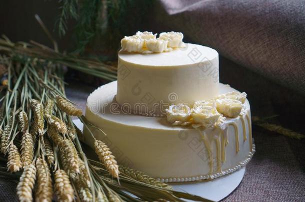 婚礼乳霜蛋糕向乡村的背景.美丽的美食家酸的