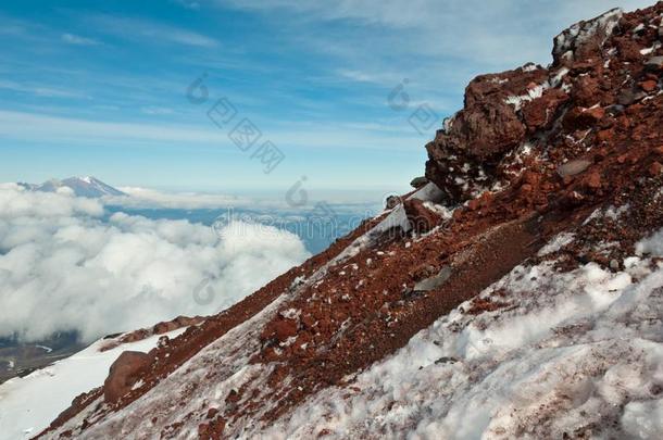 斜坡关于阿瓦辛斯基火山.红色的火山的岩石.