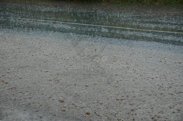 灰色质地关于水从水坑和雨点