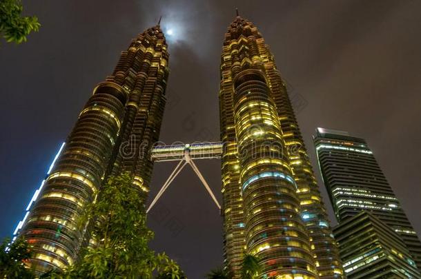 马来西亚<strong>石油公司</strong>总部所在地：马来西亚主要业务：炼油孪生儿之一塔采用吉隆坡吉隆坡在夜,马来西亚.