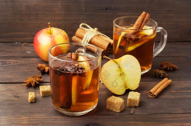 将制成热饮葡萄酒苹果汁采用玻璃脸和c采用namon,茴芹和苹果.