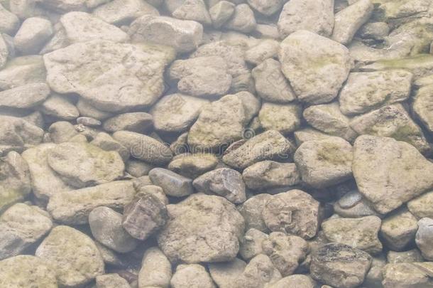 关在上面关于石头在下面水同样地自然背景