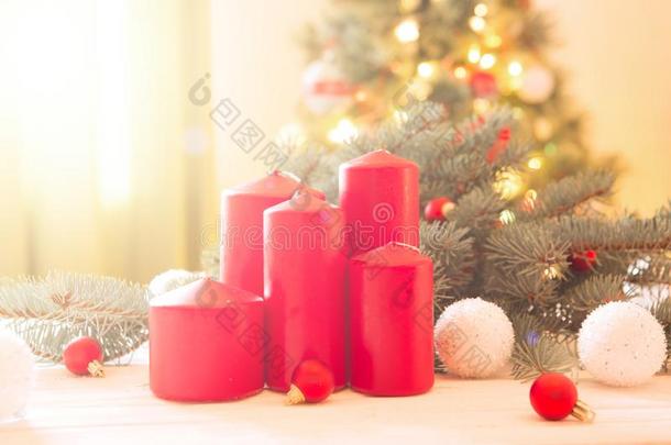 愉快的圣诞节!红色的出现花安排和燃烧的萤石