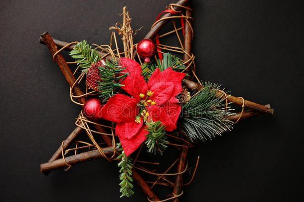 圣诞节花环和干的干燥的细枝,松树树枝,红色的杂乱