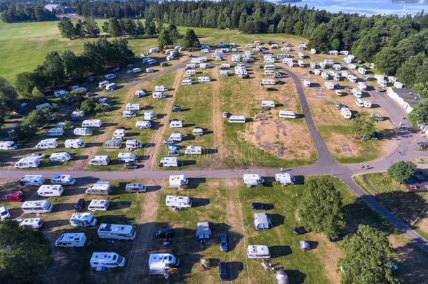 许多程度为拖车,露营者和帐篷采用野营地,空气的