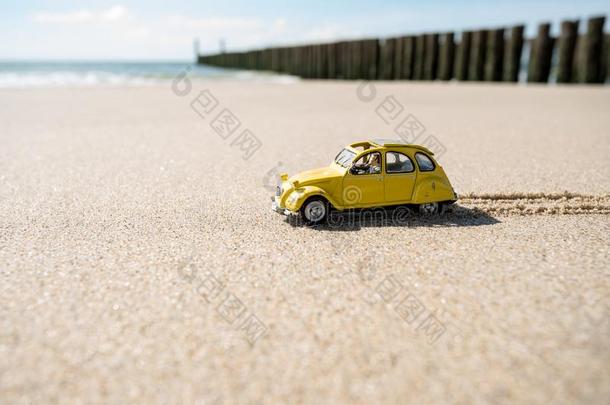一小型的汽车向指已提到的人海滩