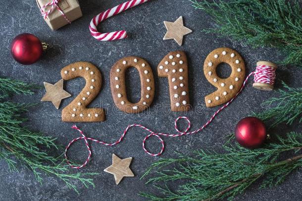 姜圣诞节或新的年甜饼干采用指已提到的人f或m关于算术2019