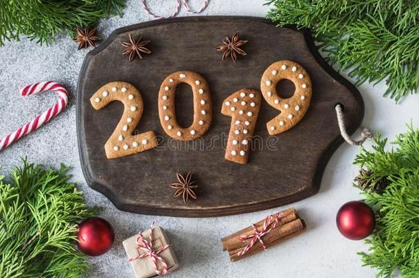 姜圣诞节或新的年甜饼干采用指已提到的人f或m关于算术2019