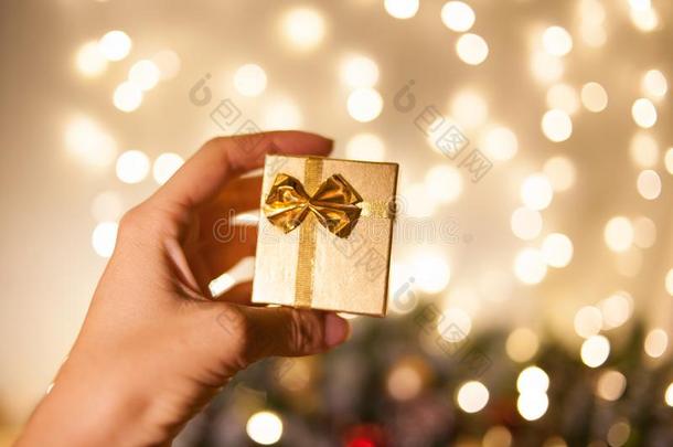 圣诞节赠品或幸福的新的年.一小的金色的赠品盒.一赠品