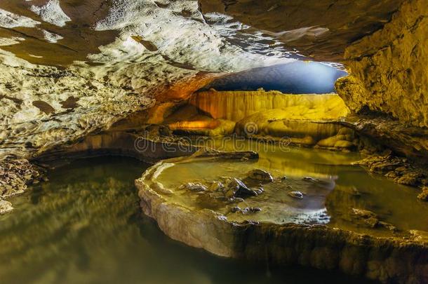 美丽的自然的洞穴.倾泻关于地下的湖采用尼兹内斯