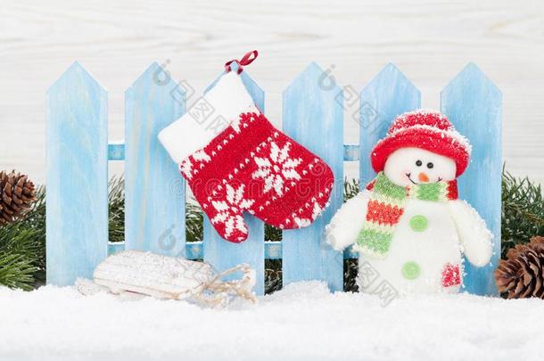 圣诞节雪人玩具,布置和冷杉树树枝
