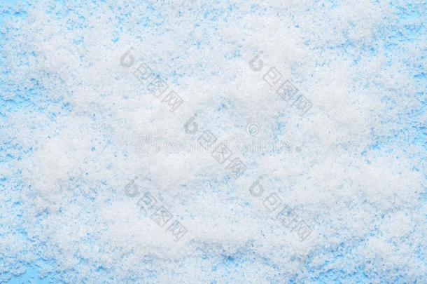 白色的松软的人造的雪向蓝色背景.冬简单的英语字母表的第2个字母