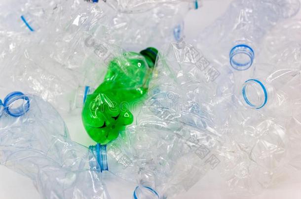 浪费从塑料制品瓶子为再循环愿意是回收利用