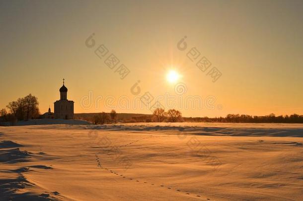 美丽的冬日出向指已提到的人风景和规范的教堂
