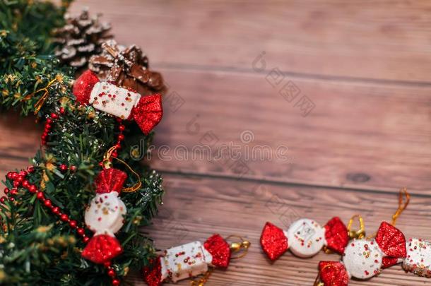 关在上面圣诞节花环和碰撞和红色的布置向木制的帐单