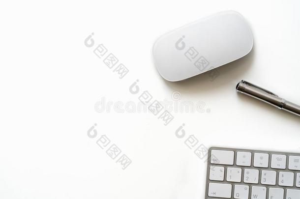 白色的表和奢侈笔,计算机键盘和老鼠