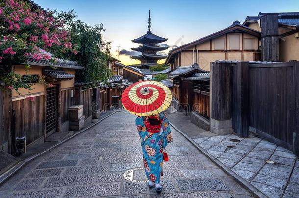 女人使人疲乏的日本人传统的和服和雨伞在雅萨克