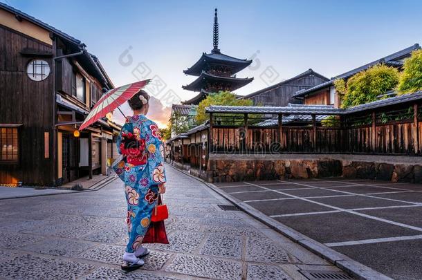 女人使人疲乏的日本人传统的和服和雨伞在雅萨克