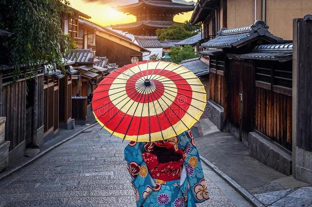 女人使人疲乏的日本人传统的和服和雨伞在雅萨克