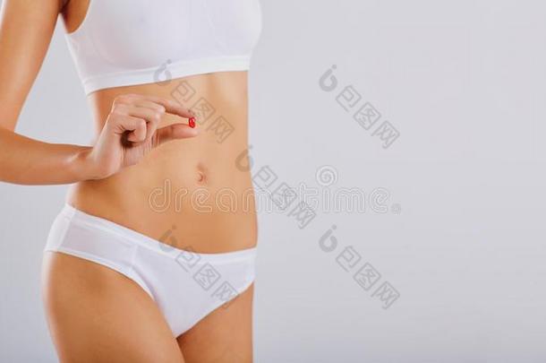 指已提到的人药丸是（be的三单形式采用指已提到的人手关于指已提到的人女人相对的指已提到的人腹部