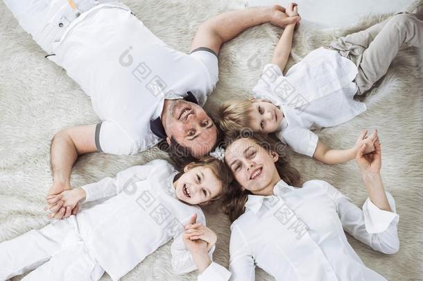 观念关于家庭幸福:幸福的家庭令人轻松的向指已提到的人地毯
