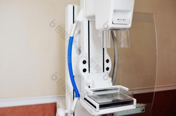 字母x-射线机器为乳房检查关在上面.