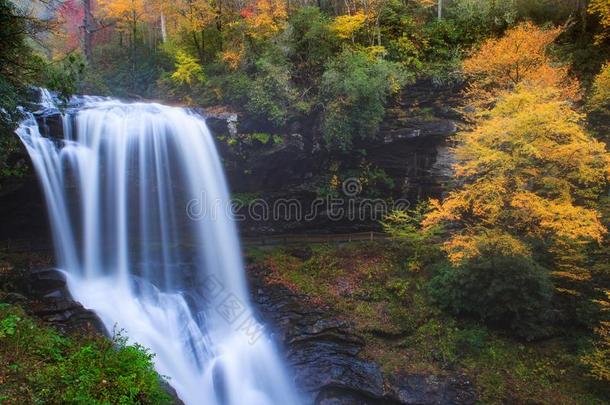 北方卡罗莱纳州瀑布和秋颜色