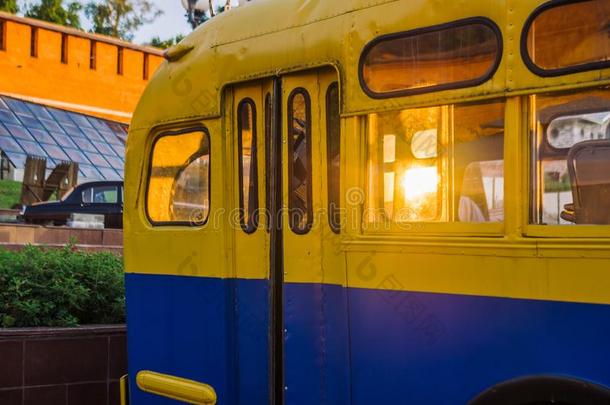 老的蓝色公共汽车和黄色的原理.博物馆陈列在指已提到的人陈列