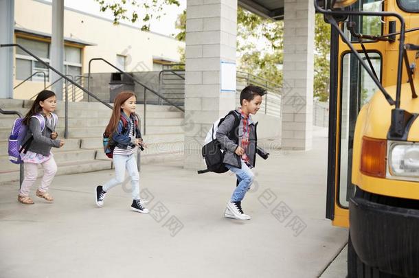 基本的学校小孩离开学校向得到指已提到的人学校公共汽车