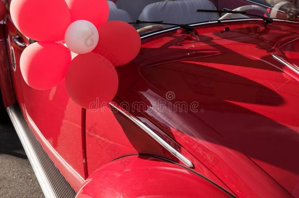 红色的婚礼汽车和红色的和白色的气球