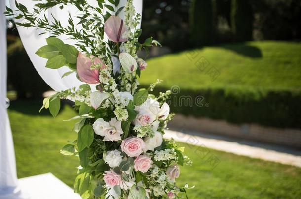 户外的婚礼典礼.婚礼查普帕装饰和新鲜的flores花