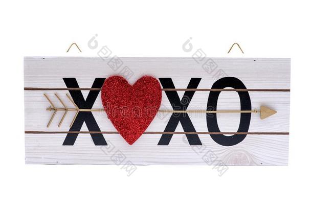 心亲亲抱抱。用于书信或短信结尾表示爱的温暖问候。“X”的含义：Kiss紧抱和吻木制的符号隔离的向白色的